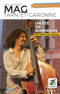 Couverture Département Mag n°106 édition Juillet 2022 avec une homme qui sourit et qui joue du violoncelle 