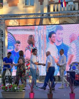 Rakhim Magamadov lors de la remise des prix à la fête des sports 2023 Michel Weill qui sert la main à Rakhim Magamadov en compagnie de Bernard Pécou et de Dominique Sardeing qui serre la main à un autre lauréat