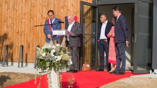 Inauguration du nouvel espace associatif à Labastide-Saint-Pierre Le discours de Michel Weill lors de l'inauguration du nouvel espace associatif en compagnie de Messieurs les Sénateurs, Monsieur Le Maire de Labastide-Saint-Pierre et de nombreuses personnalités
