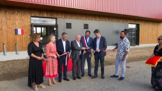 Inauguration du nouvel espace associatif à Labastide-Saint-Pierre Michel Weill, Messieurs les Sénateurs, M. Le Maire de Labastide-Saint-Pierre et de nombreuses personnalités qui découpent le ruban d'inauguration du nouvel espace associatif