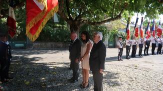 Michel Weill commémore les déportations juives à Septfonds Michel Weill, José Gonzalez et une jeune fille qui rendent hommage aux déportations juives devant le monument aux morts