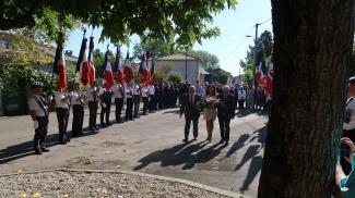 Michel Weill commémore les déportations juives à Septfonds Michel Weill, José Gonzalez et une jeune fille qui vont déposer une gerbe devant le monument aux morts avec, à gauche, les porte-drapeaux.