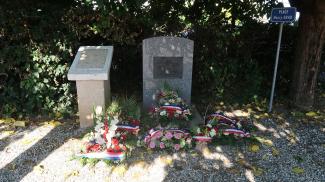 Michel Weill commémore les déportations juives à Septfonds Photo d'un monument aux morts avec des gerbes devant à Septfonds