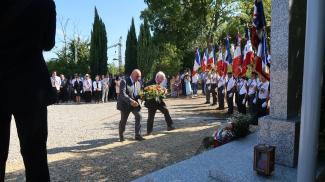 Michel Weill commémore les déportations juives à Septfonds Michel Weill et José Gonzalez qui déposent une gerbe au monument aux morts de Septfonds entouré de nombreux élus et porte-drapeaux
