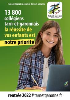 Une jeune fille qui sourit en train d'écrire avec son ordinateur devant elle et plusieurs inscriptions informatives 