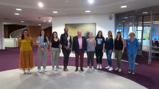 Photo de groupe du président et de nombreuses apprenties Michel Weill et de nombreuses apprenties lors d'une photo de groupe à l'Hôtel du département