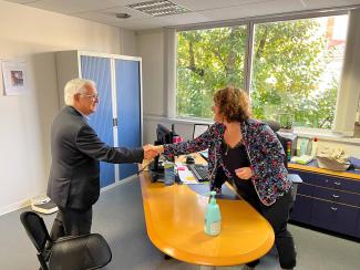 Visite du SMTI 82 par José Gonzalez José Gonzalez qui serre la main à une employé du SMTI 82