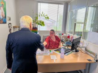 Visite du SMTI 82 par José Gonzalez José Gonzalez qui serre la main à une employé du SMTI 82