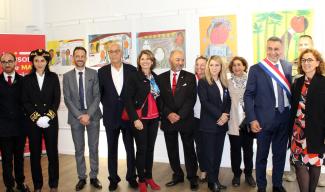 Visite de Patricia Mirallès en Tarn-et-Garonne, Secrétaire d'État chargée des Anciens combattants et de la Mémoire De nombreux élus lors d'une photo de groupe avec Patricia Mirallès