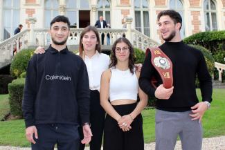 Le champion du monde de lutte Rakhim Magamadov reçu au Conseil départemental	 De gauche à droite : Adam Biboulatov, Julie Sabatié, Juliette Lescure et Rakhim Magamadov.