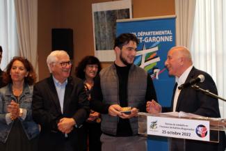 Le champion du monde de lutte Rakhim Magamadov reçu au Conseil départemental  Michel Weill, José Gonzalez et Catherine Bourdoncle qui remettent une médaille à Rakhim Magamadov