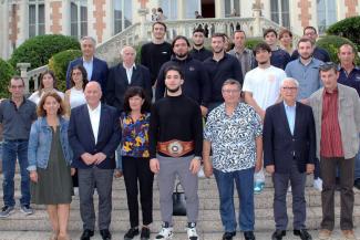 Le champion du monde de lutte Rakhim Magamadov reçu au Conseil départemental Photo de groupe avec les élus, Michel Weill, Rakhim Magamadov, ses compagnons sportifs, entraineurs et de nombreuses personnalités