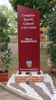 Un nouveau complexe sportif inauguré à Corbarieu Photo d'une plaque à l'effigie du nouveau complexe sportif, culturel et de loisirs à Corbarieu