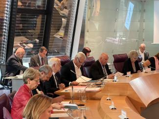 Photos des élus dans la salle plénière lors d'une assemblée plénière 