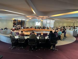 Photos des élus dans la salle plénière lors d'une assemblée plénière 