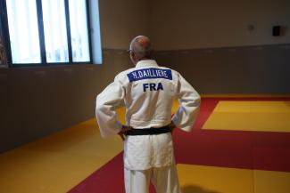 Le judoka Henri Daillière, de dos, en kimono