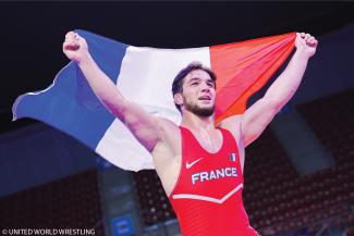 Rakhim Magamadov sacré champion du monde Rakhim Magamadov qui brandit le drapeau français