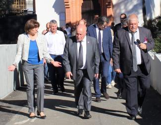 Une triple inauguration à Montbartier : le nouveau complexe dédié au tennis, l'espace santé, et les travaux réalisés dans le groupe scolaire. Michel Weill en compagnie d'élus qui marchent à la sortie de l'inauguration