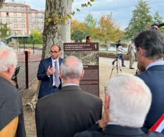 Visite de Patricia Mirallès en Tarn-et-Garonne, Secrétaire d'État chargée des Anciens combattants et de la Mémoire Présentation du panneau aux élus par un homme aux sur la résistance juive et les justes de Moissac mis en place à Moissac
