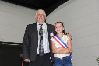 Une triple inauguration à Montbartier : le nouveau complexe dédié au tennis, l'espace santé, et les travaux réalisés dans le groupe scolaire. Jean-Claude Raynal maire de Montbartier qui pose avec une jeune élue