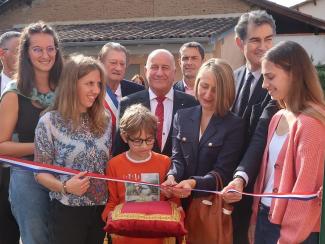 La Maison des Assistantes Maternelles de Bioule ouvre ses portes Découpage du ruban d'inauguration de La Maison des Assistantes Maternelles de Bioule par les élus, Michel Weill et des jeunes enfants