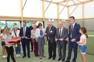 Une triple inauguration à Montbartier : le nouveau complexe dédié au tennis, l'espace santé, et les travaux réalisés dans le groupe scolaire. Découpage du ruban d'inauguration du complexe de tennis par Michel Weill et de nombreuses personnalités