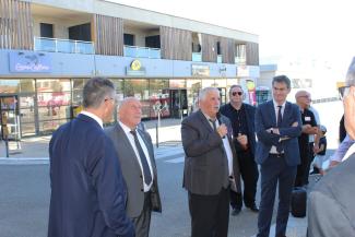 Une triple inauguration à Montbartier : le nouveau complexe dédié au tennis, l'espace santé, et les travaux réalisés dans le groupe scolaire.	 Le discours du maire de Montbartier lors de l'inauguration de l'espace de santé, en compagnie de Michel Weill, des sénateurs Tarn-et-Garonnais et d'autres personnalités