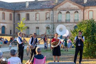 Concert de plein air à l'Abbaye de Belleperche Des musiciens lors d'un concert en plein air à l'Abbaye de Belleperche