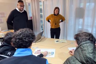 Le Département accompagne les jeunes de l'Aide Sociale à l'Enfance  Des jeunes en train de faire une activité à table avec deux accompagnateurs