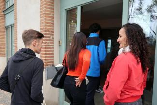 Le Département accompagne les jeunes de l'Aide Sociale à l'Enfance Des jeunes de l'aide sociale à l'enfance qui rentrent dans une salle