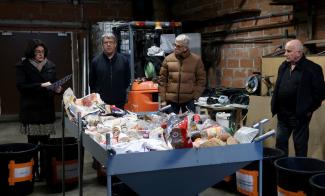 Sensibilisation des élus à la gestion et le tri des déchets à la déchetterie de Nègrepelisse. Michel Weill et plusieurs élus devant un tas de déchets avec une dame qui parle