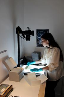  Camille dépose une plaque de verre sur la table lumineuse