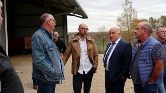 Michel Weill qui discute avec des membres de la fédération départementale des CUMA