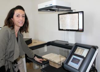 La numérisation aux Archives départementales de Tarn-et-Garonne Emmanuelle procède à la numérisation d’un registre de notaire à l’aide d’un scanner de taille A1.
