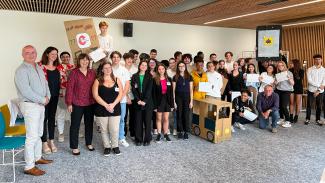 Concours "Jeunes Pousses" au lycée Vercingétorix 2022 L'ensemble des participants et des juges lors d'une photo de groupe