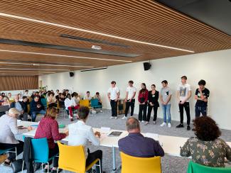Concours "Jeunes Pousses" au lycée Vercingétorix 2022 Un groupe d'élèves en train de présenter leur projet face aux juges et aux spectateurs