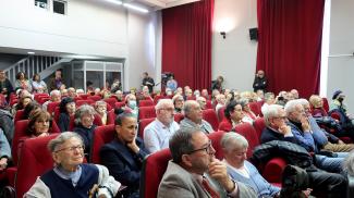 Photo des spectateurs dans la salle de l'ancien collège lors de la venue du ministre espagnol 