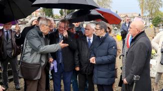 Le ministre espagnol entouré de plusieurs élus dans le cimetière de l'hôpital 