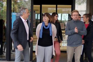 Le Département accompagne les jeunes de l'Aide Sociale à l'Enfance Dominique Sardeing, Bernard Pécou et plusieurs autres personnalités devant l'entrée de l'hôtel du département