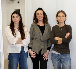 La numérisation aux Archives départementales de Tarn-et-Garonne Les « Drôles de dames » de la numérisation qui posent devant l'objectif : Camille, Emmanuelle et Delphine