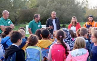 Mise en place d'un éco-pâturage à Verdun-sur-Garonne Présentation de l'éco-pâturage à un groupe de jeunes enfants