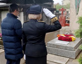 Le ministre espagnol et Mme.La Sous-Préfète devant la tombe de Manuel Azana 