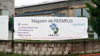 Incendie aux locaux de l’association IDDEES et des Restos du Cœur à Caussade	 Banderole de l'association IDDEES avec le logo recyclage