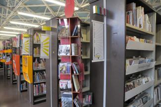 Rayonnages de la médiathèque départementale de Tarn-et-Garonne Des livres rangés sur des étagères
