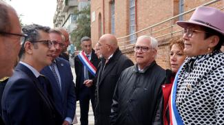 Les élus en compagnie du ministre espagnol devant l'ancien collège 