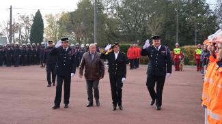 Le plan d’investissement pour les sapeurs-pompiers du département Michel Weill avec les colonels et madame la Sous-Préfète qui saluent les pompiers