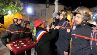 Passation de commandement pour le Centre d’Incendie et de Secours de Septfonds Madame Le Maire de Septfonds qui remet des médailles aux pompiers