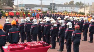 Pendant la cérémonie, tous les pompiers, Jsp, maître-chiens et grimpeurs sont alignés en formant un carré.
