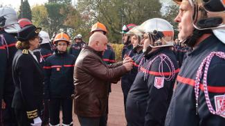 Michel Weill accompagné de Madame La Sous-Préfète lors de la remise de médailles aux pompiers 
