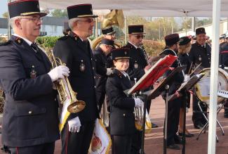 Le plan d’investissement pour les sapeurs-pompiers du département L'orchestre des pompiers en train de jouer de la musique pendant la représentation